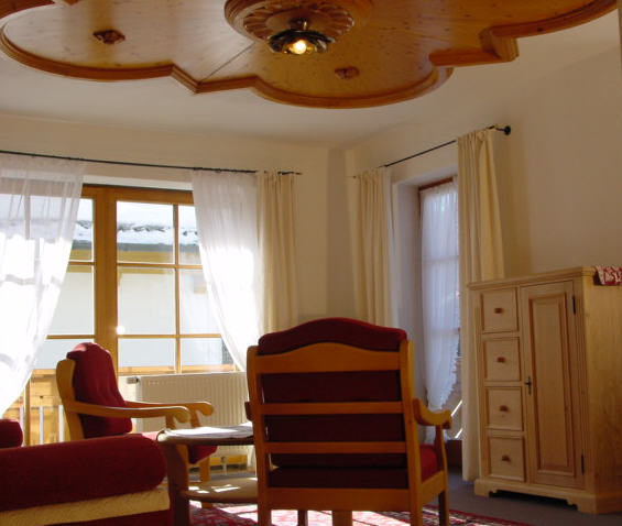 gro�es Wohnzimmer mit antiker Holzdecke